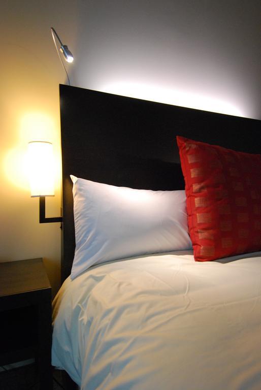 Grand Comfort One Queen Bed Room